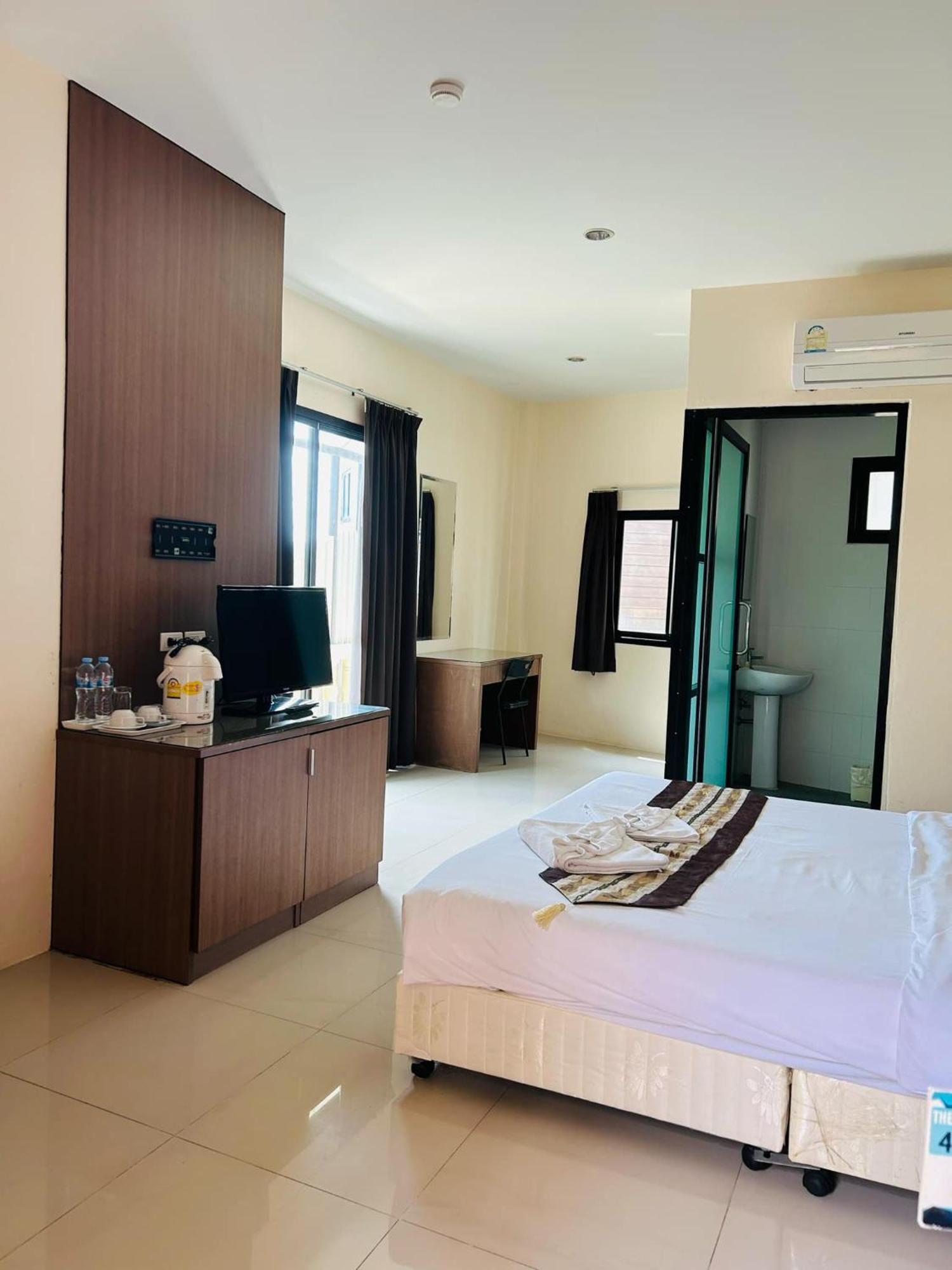 Royal Waves Hotel Patong Exterior foto