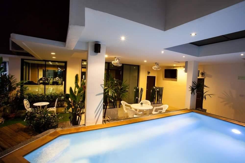 Royal Waves Hotel Patong Exterior foto